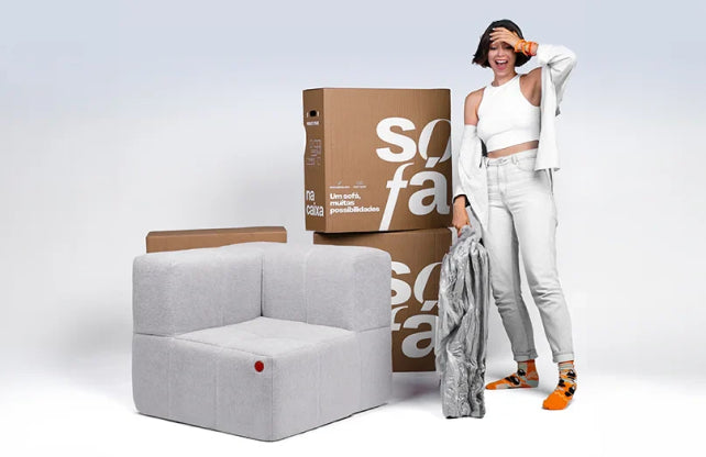 Mulher feliz deitada em uma sofá